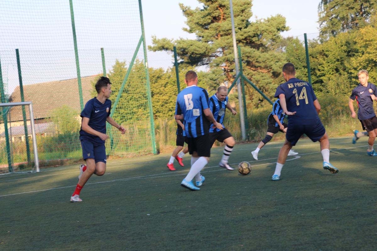 Z podwórka na stadion - Popielów