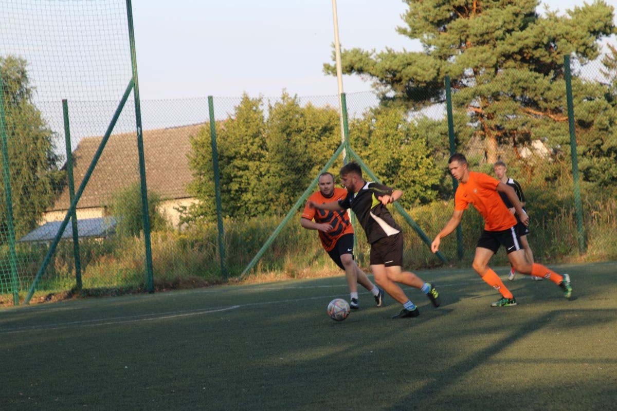 Z podwórka na stadion - Popielów